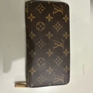 Louis Vuitton zippy wallet